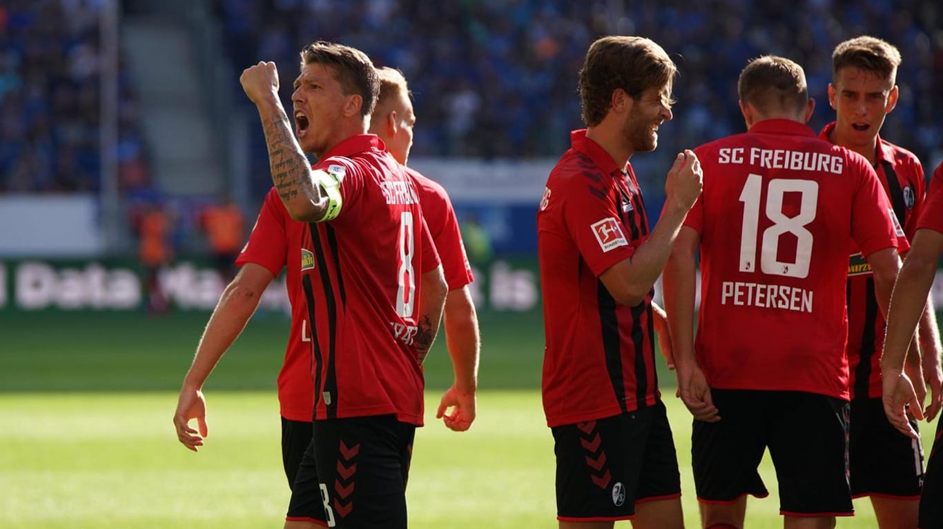 Jawohl: Kapitän Mike Frantz (l.) und die Teamkollegen bejubeln den 3:0 Auswärtserfolg in Hoffenheim am 4. Spieltag.