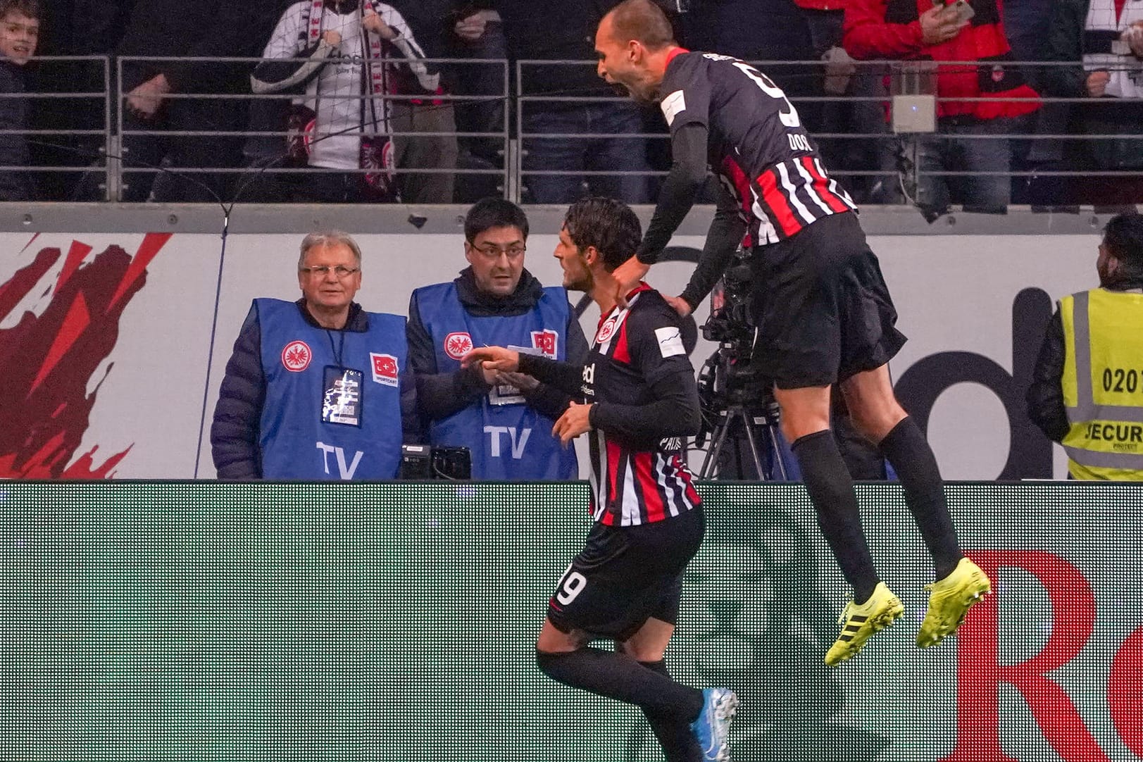 Erfolgreicher SGE-Angriff: Goncalo Paciencia (u.) erzielte gegen Leverkusen zwei Treffer. Sturmpartner Bas Dost war einmal erfolgreich.