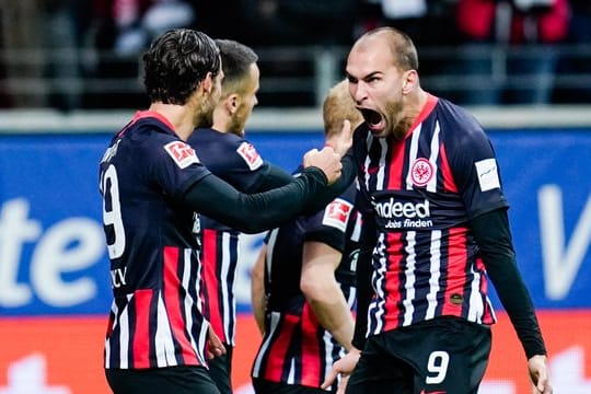 Frankfurts Doppel-Torschütze Goncalo Paciencia (l) jubelt mit Teamkollege Bas Dost.