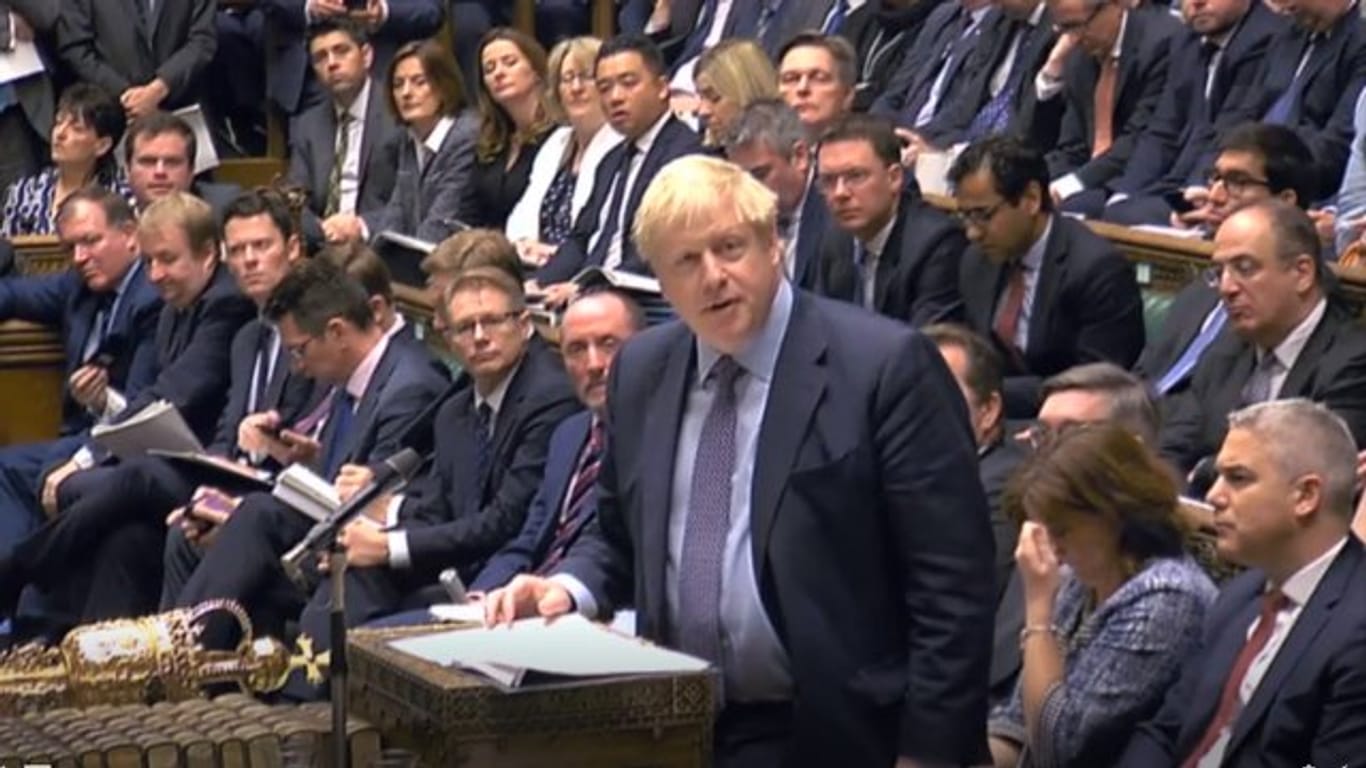 Premier Johnson spricht während der Sondersitzung im britischen Unterhaus.