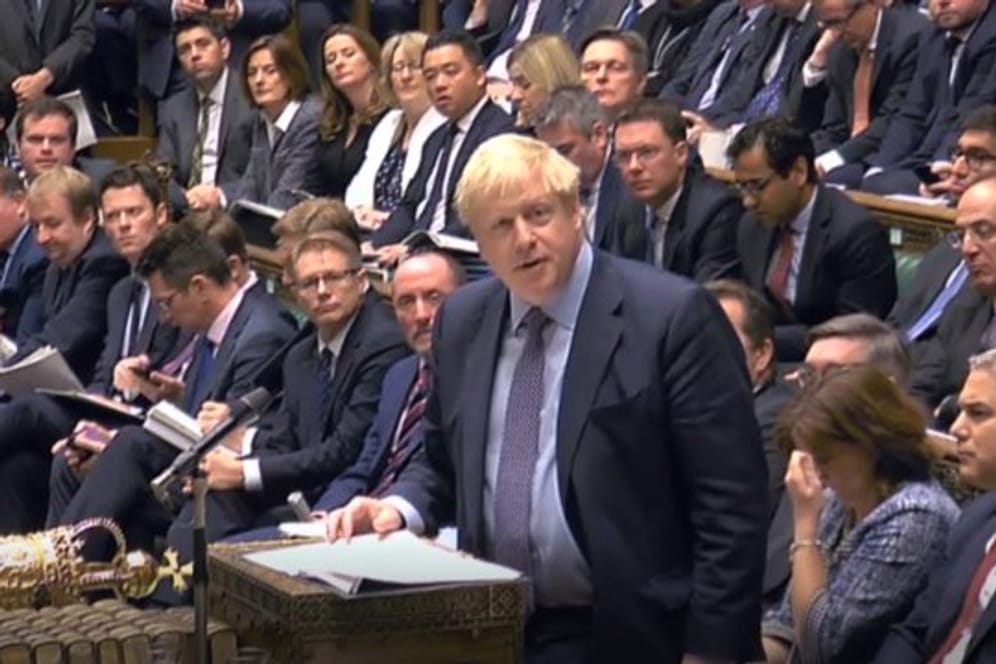Premier Johnson spricht während der Sondersitzung im britischen Unterhaus.