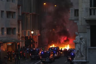 Brennende Straßenbarrikade in Barcelona: Neue schwere Unruhen haben den Unabhängigkeitskonflikt in Katalonien bedrohlich angeheizt.