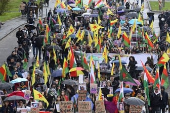 Teilnehmer der Demonstration gegen die türkische Militär-Offensive in Nordsyrien ziehen durch Köln.
