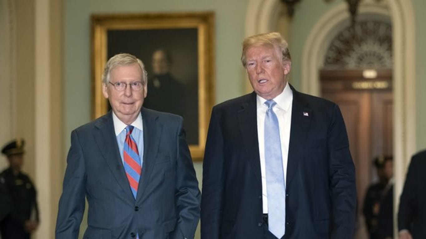 Mitch McConnell (l), und Präsident Donald Trump in Washington: Der Mehrheitsführer im Senat McConnell hat einen ersten Plan für das Trump-Impeachment vorgelegt.