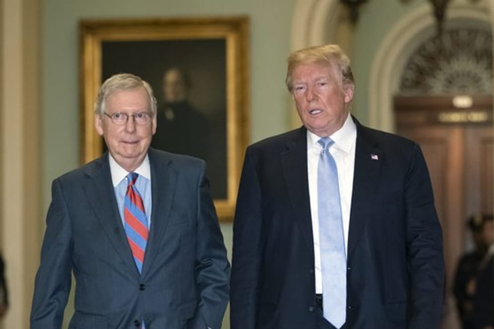 Mitch McConnell (l), und Präsident Donald Trump in Washington: Der Mehrheitsführer im Senat McConnell hat einen ersten Plan für das Trump-Impeachment vorgelegt.