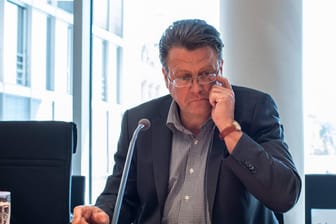Stephan Brandner (AfD) auf einer Sitzung des deutschen Bundestags: Der Bundestagsabgeordnete hat sich für seinen umstrittenen Retweet entschuldigt.