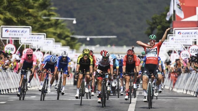 Pascal Ackermann (r) siegte im Trikot des Gesamtführenden.