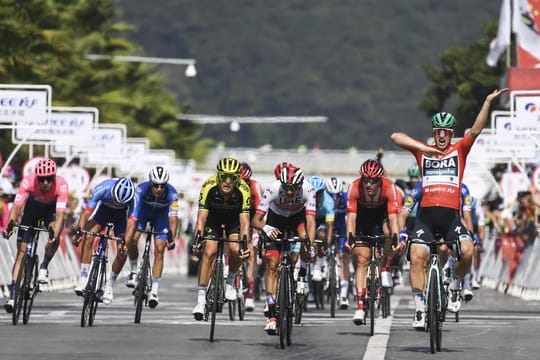 Pascal Ackermann (r) siegte im Trikot des Gesamtführenden.