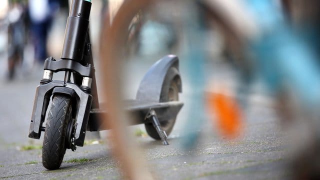 Seit Mitte Juni dürfen E-Tretroller in Deutschland auf Fahrradwegen und Straßen fahren. Seit Mitte Juni dürfen E-Tretroller in Deutschland auf Fahrradwegen und Straßen fahren.