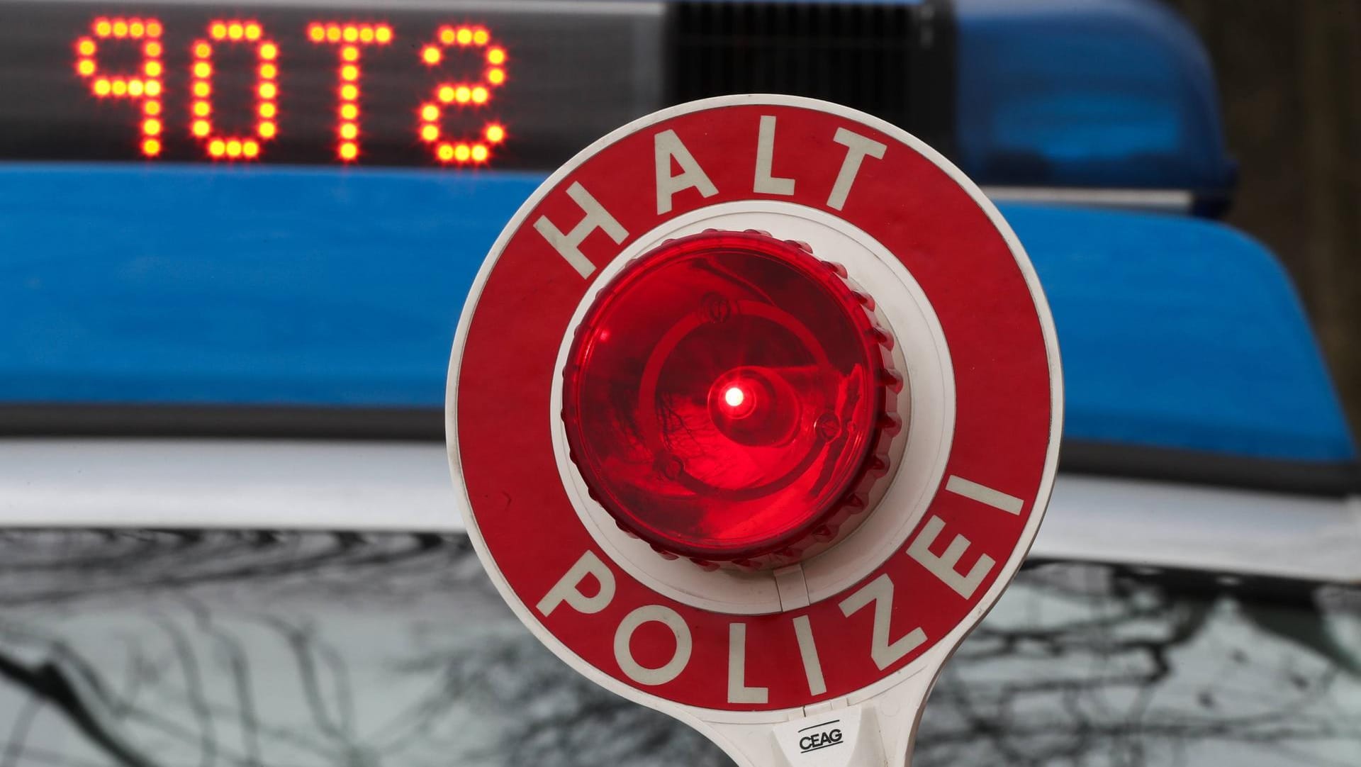 Polizei im Einsatz (Symbolbild): Der junge Autofahrer konnte seinen übermäßigen Alkoholkonsum nicht lange geheim halten.