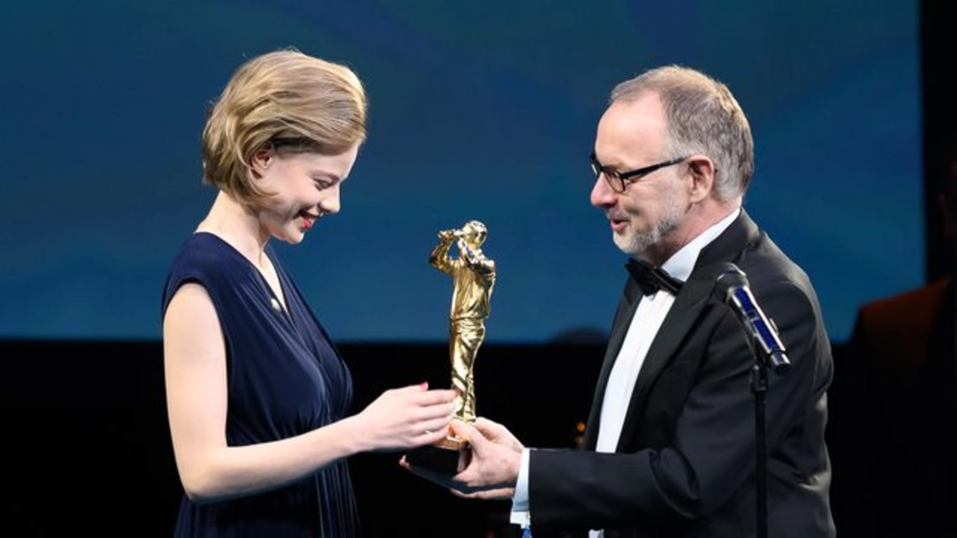 Emma Bading erhält den Preis für die beste Schauspielerin von Manfred Krupp.