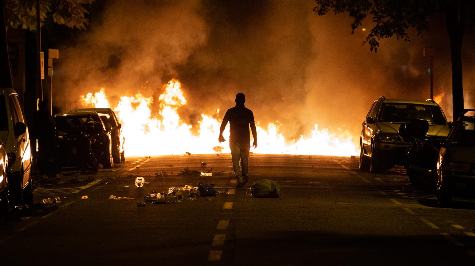 Ein Demonstrant steht, während eines Protestes in Barcelona, vor einer brennenden Barrikade: Demonstranten hatten sich zu einem Generalstreik aus Protest gegen die Haftstrafen für neun Separatistenführer in der Stadt versammelt.