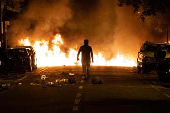 Ein Demonstrant steht, während eines Protestes in Barcelona, vor einer brennenden Barrikade: Demonstranten hatten sich zu einem Generalstreik aus Protest gegen die Haftstrafen für neun Separatistenführer in der Stadt versammelt.