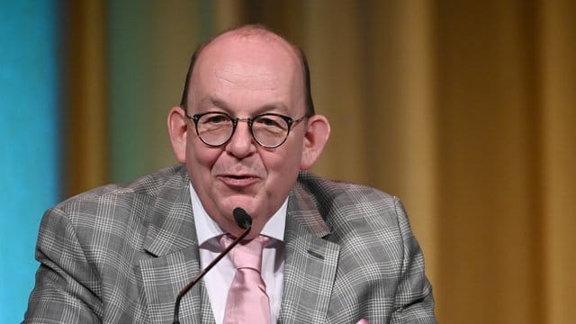 Bei der Verleihung des Deutschen Verlagspreises fungierte Denis Scheck als Jury-Vorsitzender. Bei der Verleihung des Deutschen Verlagspreises fungierte Denis Scheck als Jury-Vorsitzender.