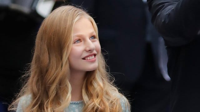Die spanische Kronprinzessin Leonor (13) übernimmt trotz ihres jungen Alters immer mehr offizielle Aufgaben. Die spanische Kronprinzessin Leonor (13) übernimmt trotz ihres jungen Alters immer mehr offizielle Aufgaben.