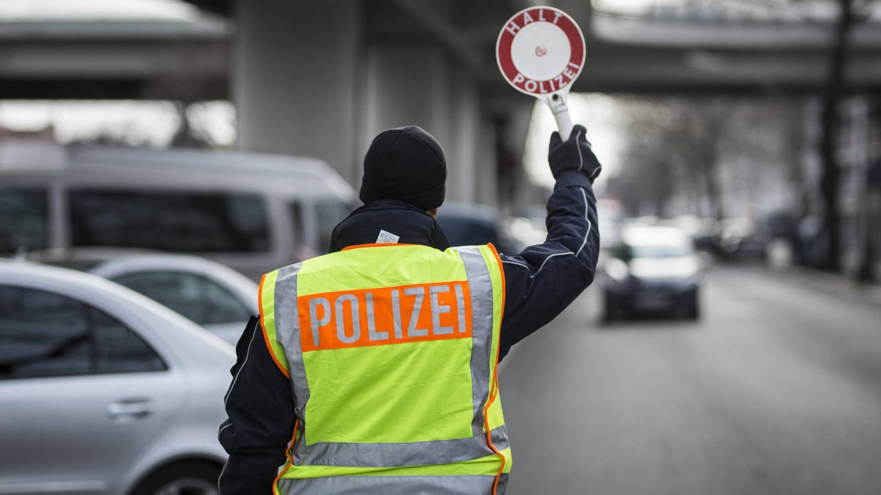 Polizeibeamter stoppt ein Auto (Symbolbild): Die Polizei geht davon aus, dass der Rentner regelmäßig ohne Führerschein gefahren ist.