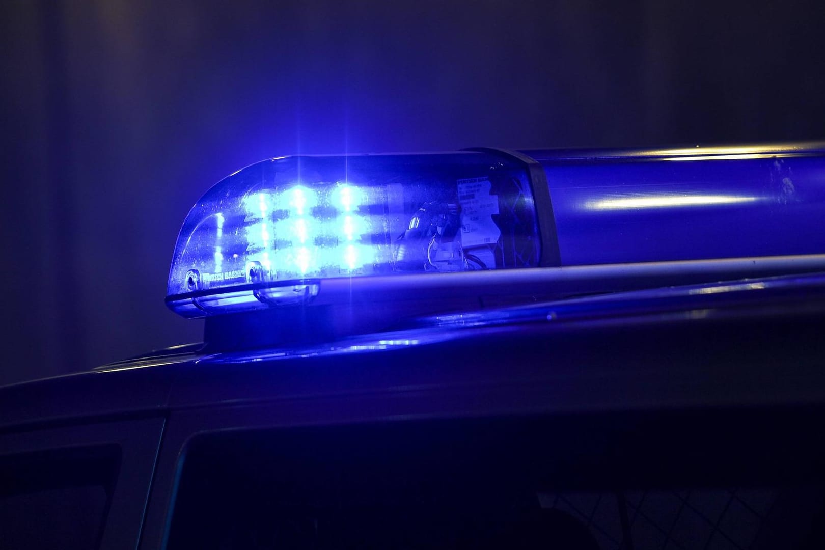 Polizeiblaulicht im Dunkeln: In der Nacht wurden sechs Menschen leicht verletzt, als sie in einer Gaststätte von Vermummten angegriffen wurden.