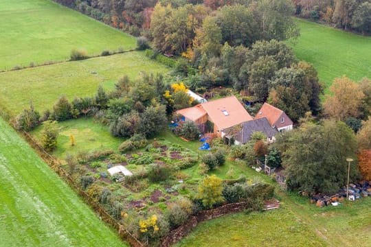 Im Keller dieses abgelegenen Hofes in den Niederlanden soll eine Familie jahrelang gehaust haben.