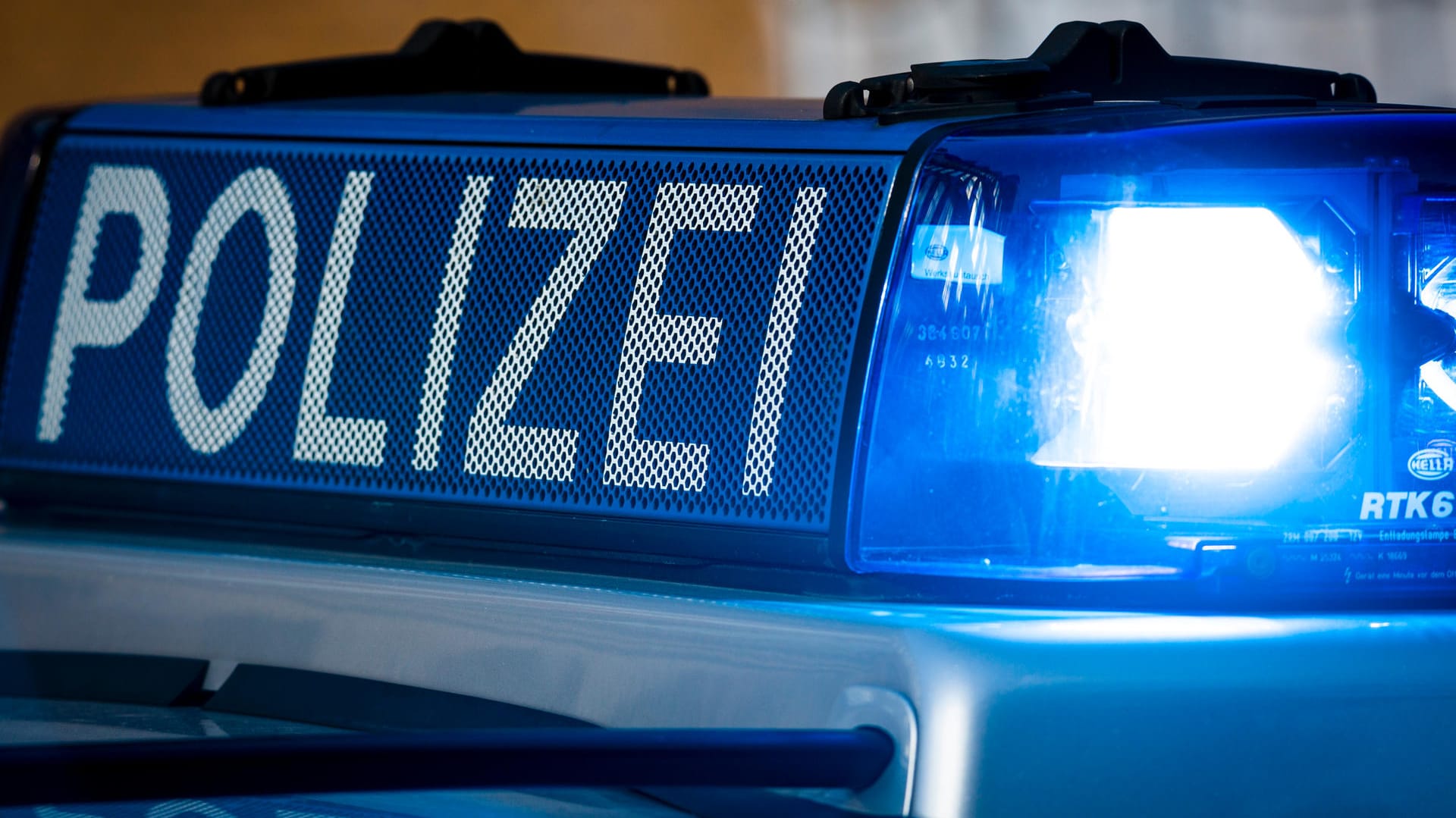 Blaulicht der Polizei (Symbolbild): Die Ermittler untersuchen, ob die Festgenommenen für beide Taten verantwortlich sein könnten.