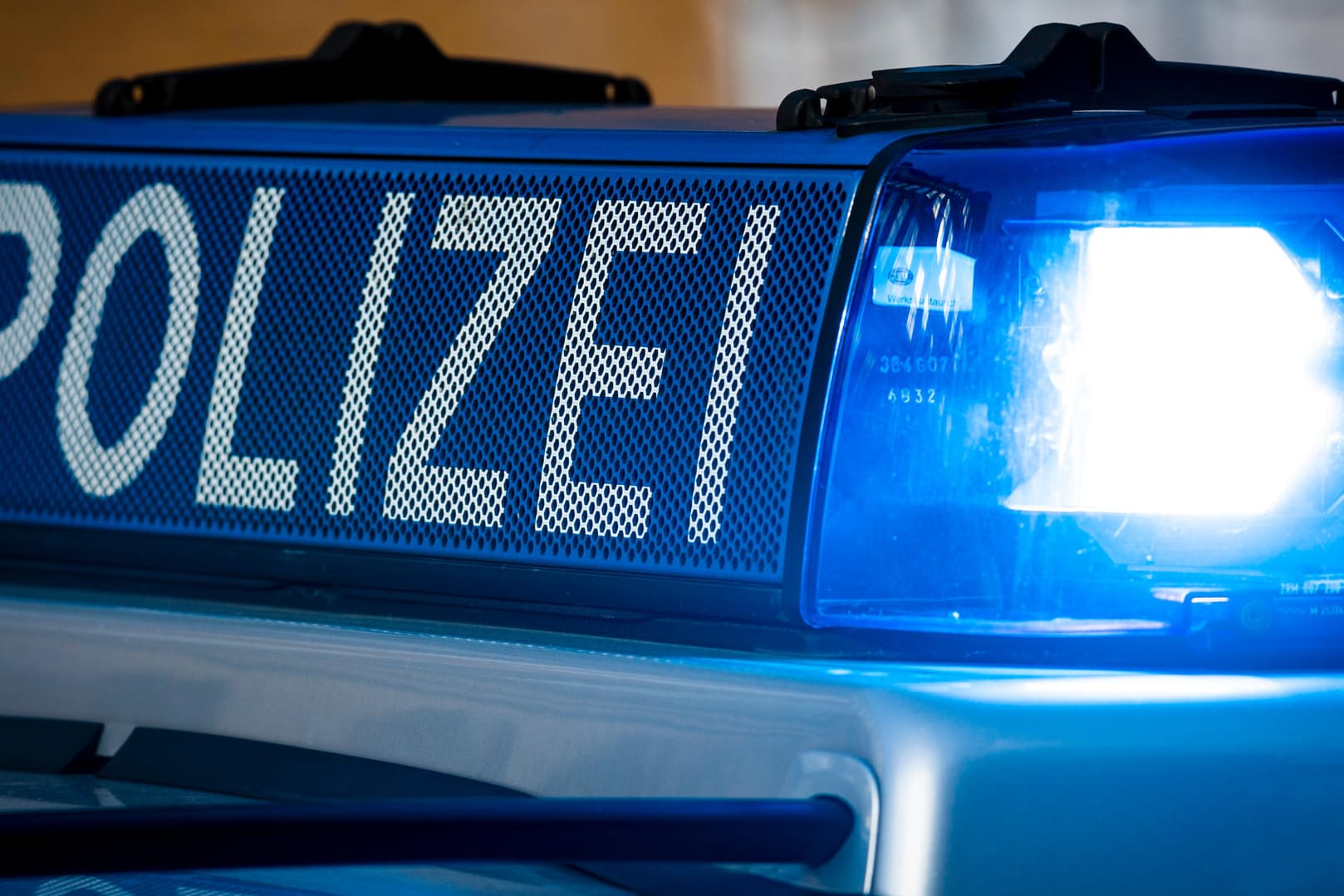 Blaulicht der Polizei (Symbolbild): Die Ermittler untersuchen, ob die Festgenommenen für beide Taten verantwortlich sein könnten.