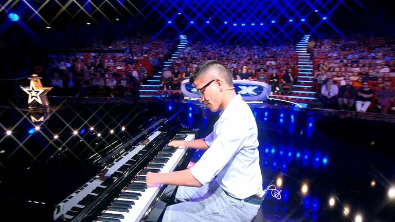Josafat Raman: Er spielt ohne Hände Klavier.