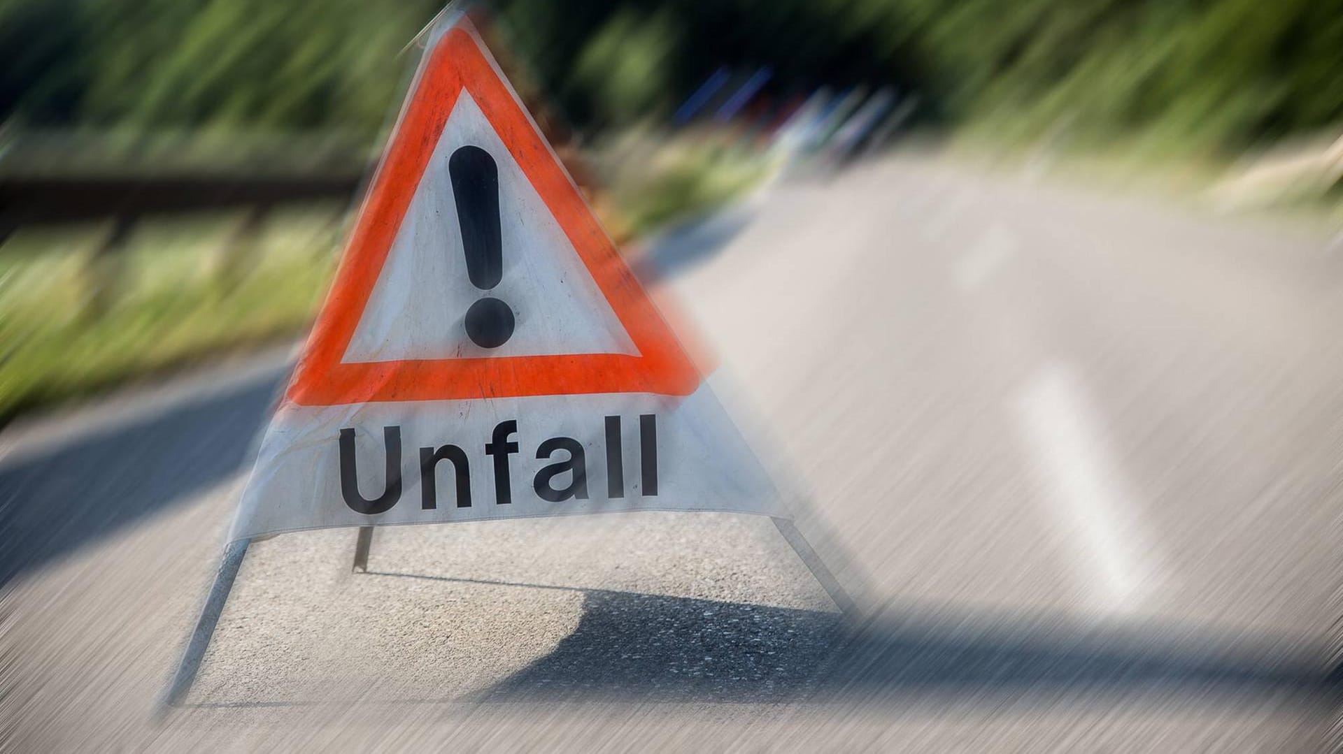Hinweisschild einer Unfallstelle (Symbolbild): Das Auto schleuderte von der Kreisstraße auf die benachbarte Bundesstraße. Hinweisschild einer Unfallstelle (Symbolbild): Das Auto schleuderte von der Kreisstraße auf die benachbarte Bundesstraße.