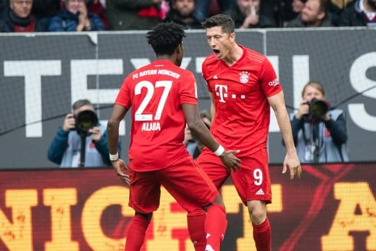 Robert Lewandowski (r) traf erneut für den FC Bayern.