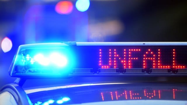 Auf einem Polizeifahrzeug warnt eine Leuchtschrift vor einer Unfallstelle. Auf einem Polizeifahrzeug warnt eine Leuchtschrift vor einer Unfallstelle.