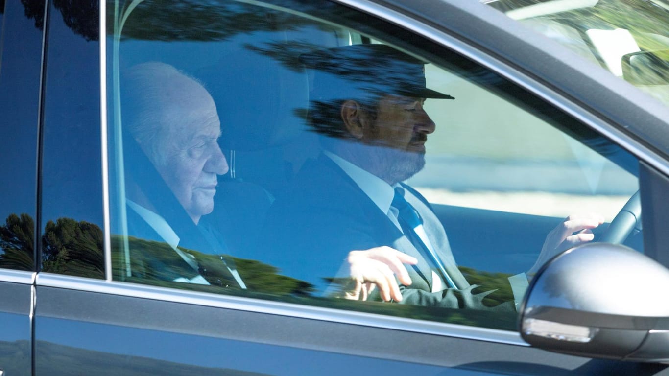 Auch Royals zählen zu den Gästen: Spaniens Ex-König Juan Carlos und seine Frau Sofá wurden zur Feier gefahren.