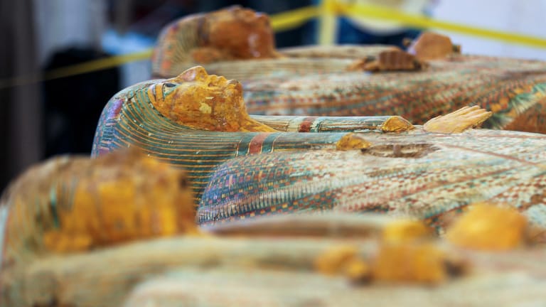 Sarkophage in Luxor entdeckt: Trotz ihres Alters sind die Verzierungen mit Schlangen, Vögeln und Lotus-Blüten noch gut zu erkennen.