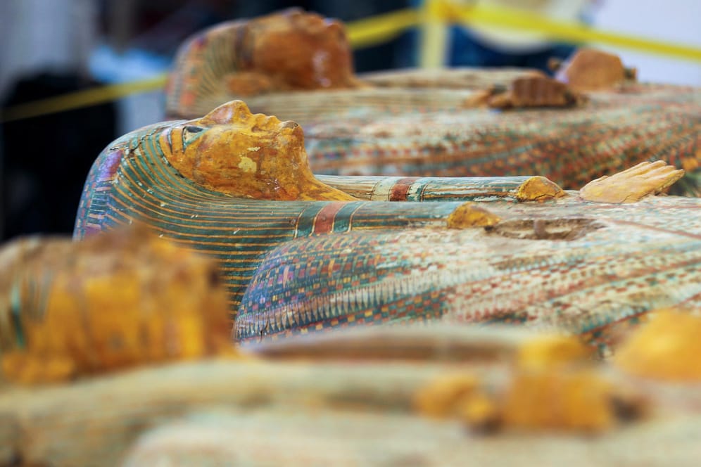 Sarkophage in Luxor entdeckt: Trotz ihres Alters sind die Verzierungen mit Schlangen, Vögeln und Lotus-Blüten noch gut zu erkennen.