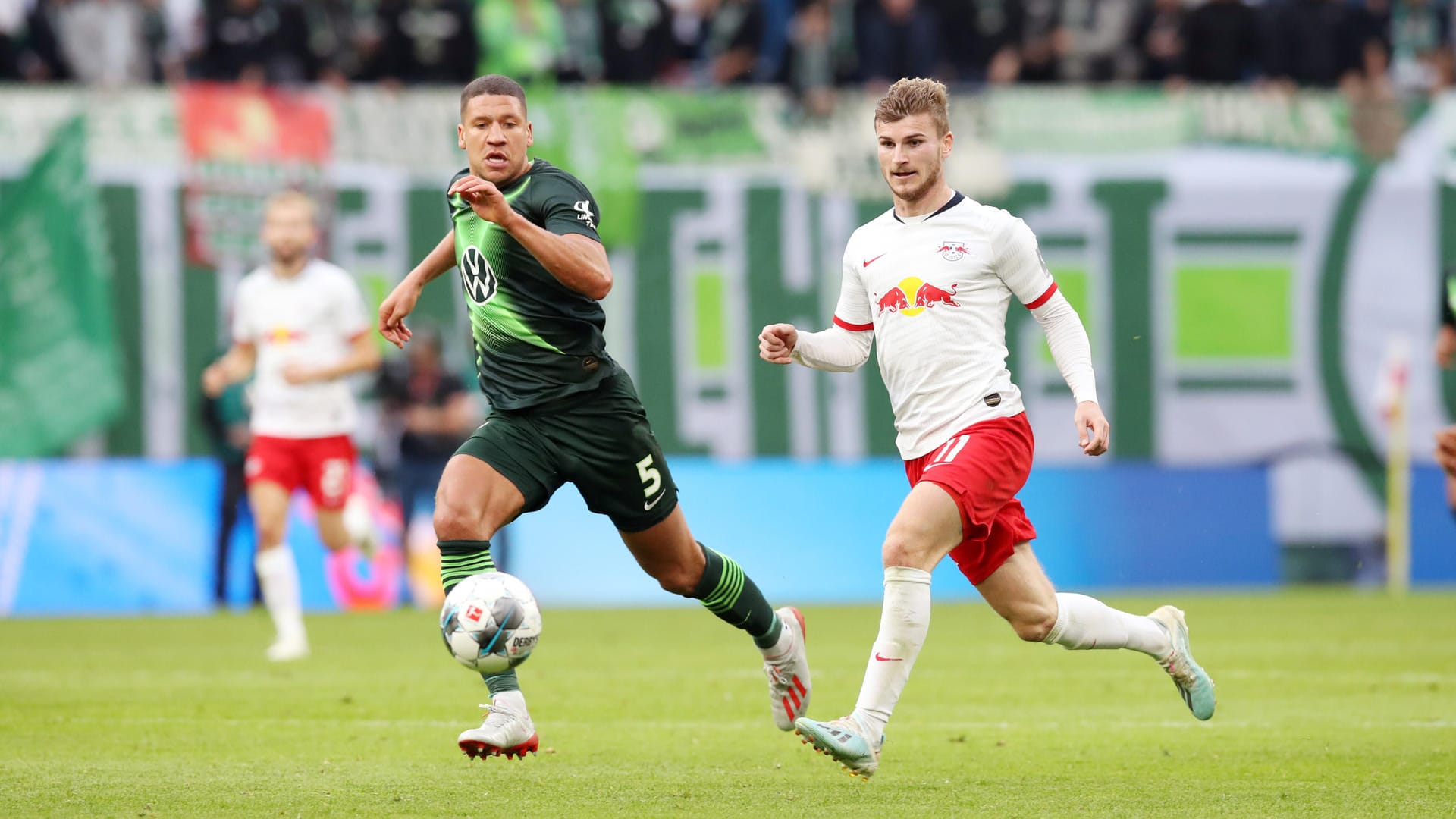 Jeffrey Bruma (li.) und Timo Werner (re.): Der VfL Wolfsburg bleibt ungeschlagen.