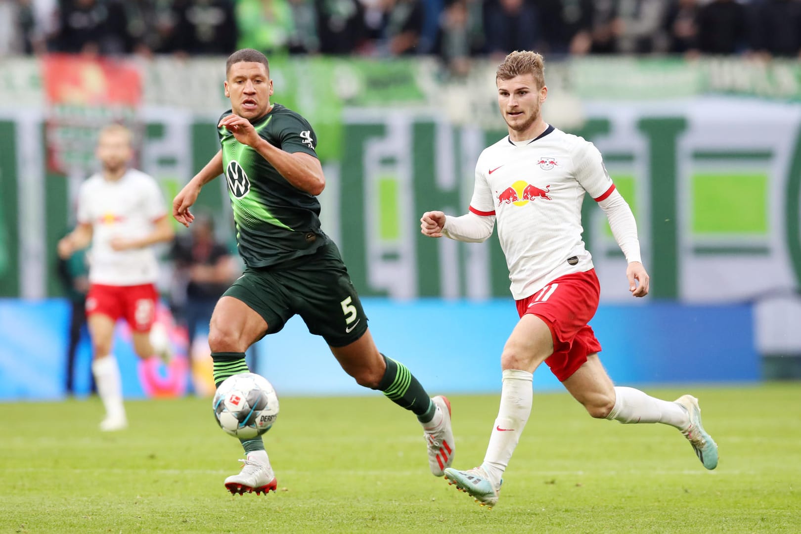 Jeffrey Bruma (li.) und Timo Werner (re.): Der VfL Wolfsburg bleibt ungeschlagen.