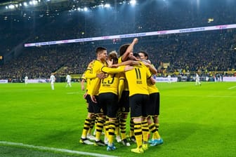 Die Dortmunder Spieler um Dortmunds Torschütze Marco Reus bejubeln das Siegtor.