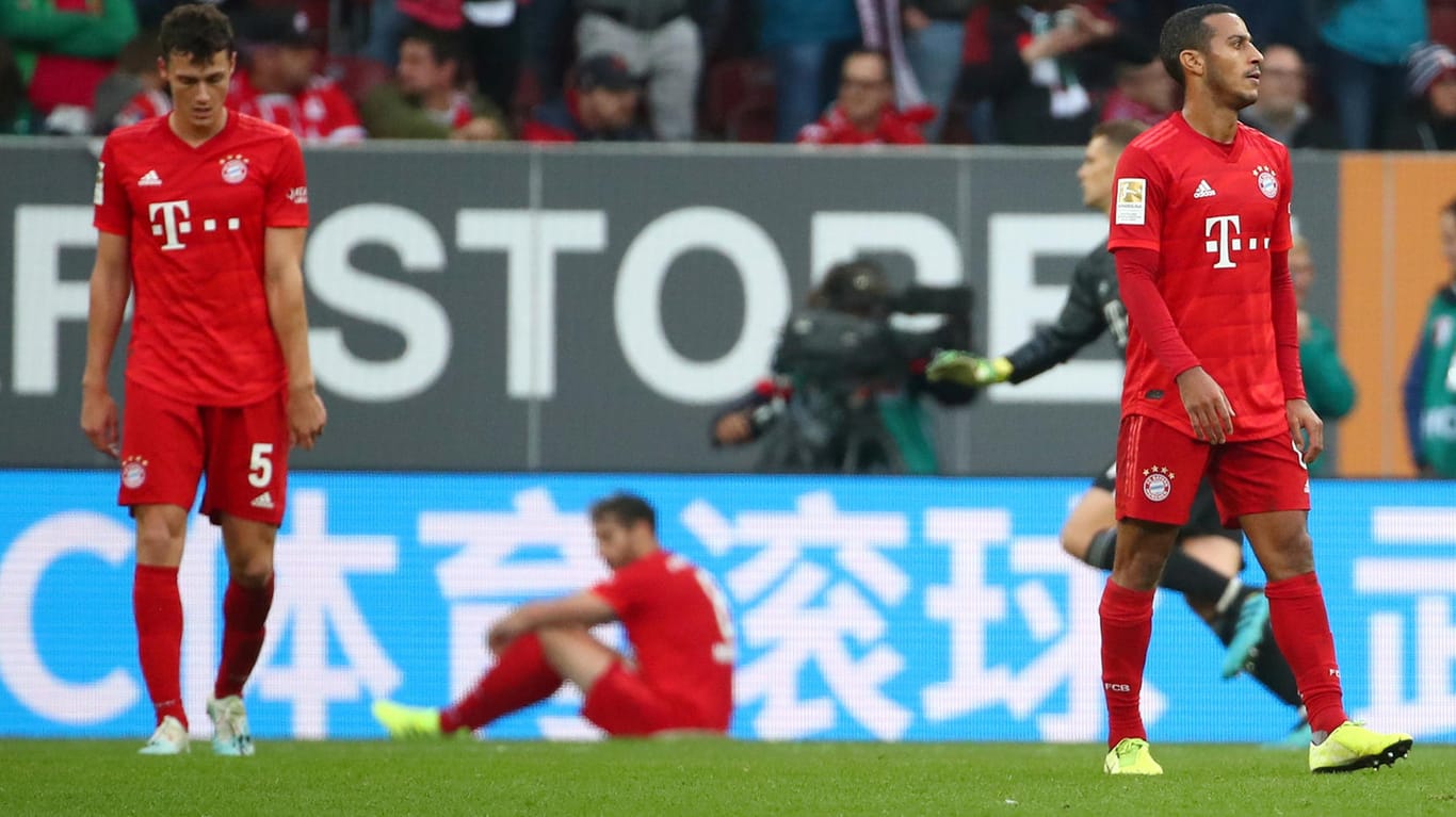 Komplett enttäuscht: Die Bayern-Spieler Benjamin Pavard (l.) und Thiago nach dem Abpfiff in Augsburg.