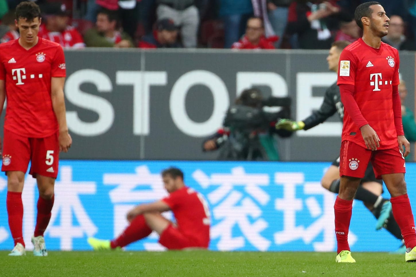 Komplett enttäuscht: Die Bayern-Spieler Benjamin Pavard (l.) und Thiago nach dem Abpfiff in Augsburg.