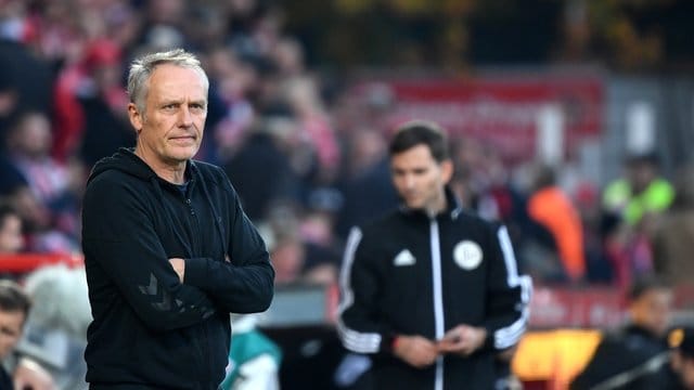 Freiburg-Trainer Christian Streich echauffiert sich über die eigenen Fans. Freiburg-Trainer Christian Streich echauffiert sich über die eigenen Fans.