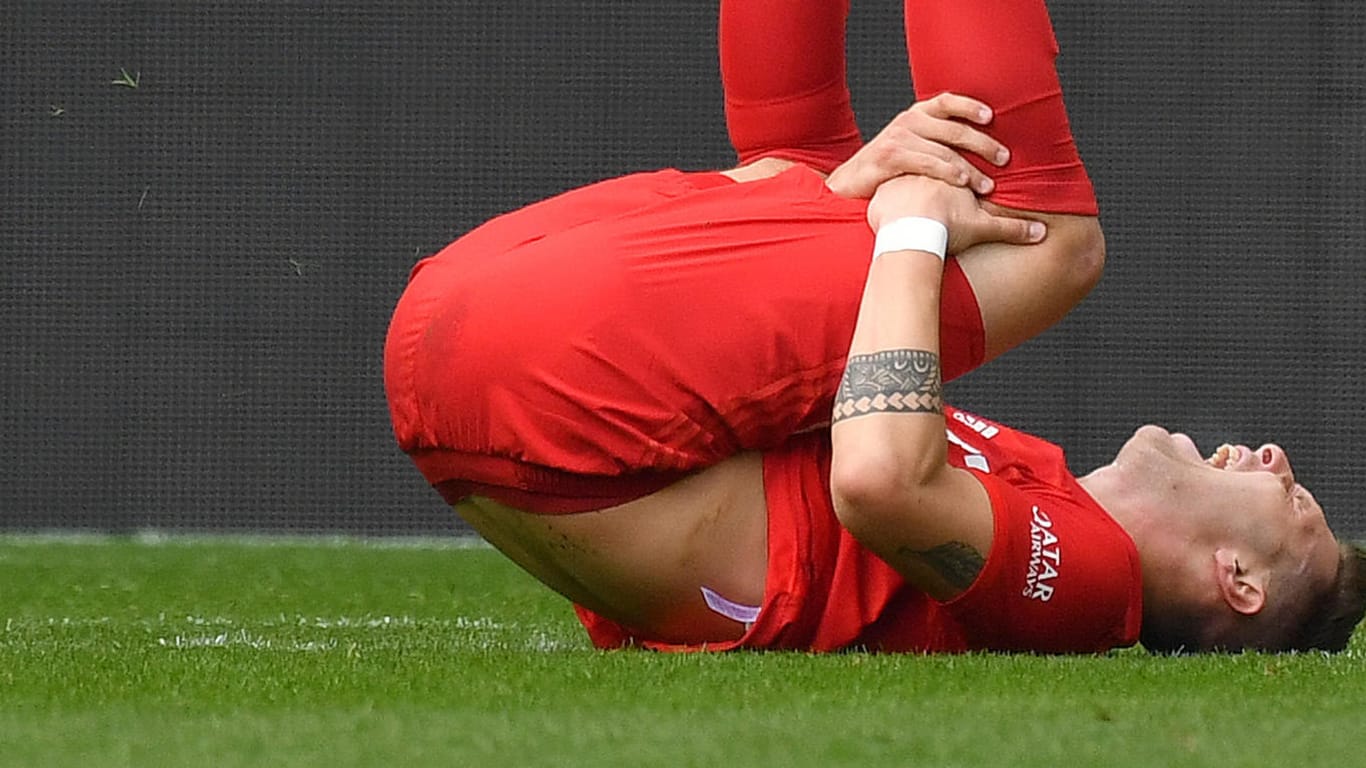 Bayern-Star: Niklas Süle ging im Spiel in Augsburg mit schmerzverzerrtem Gesicht zu Boden.