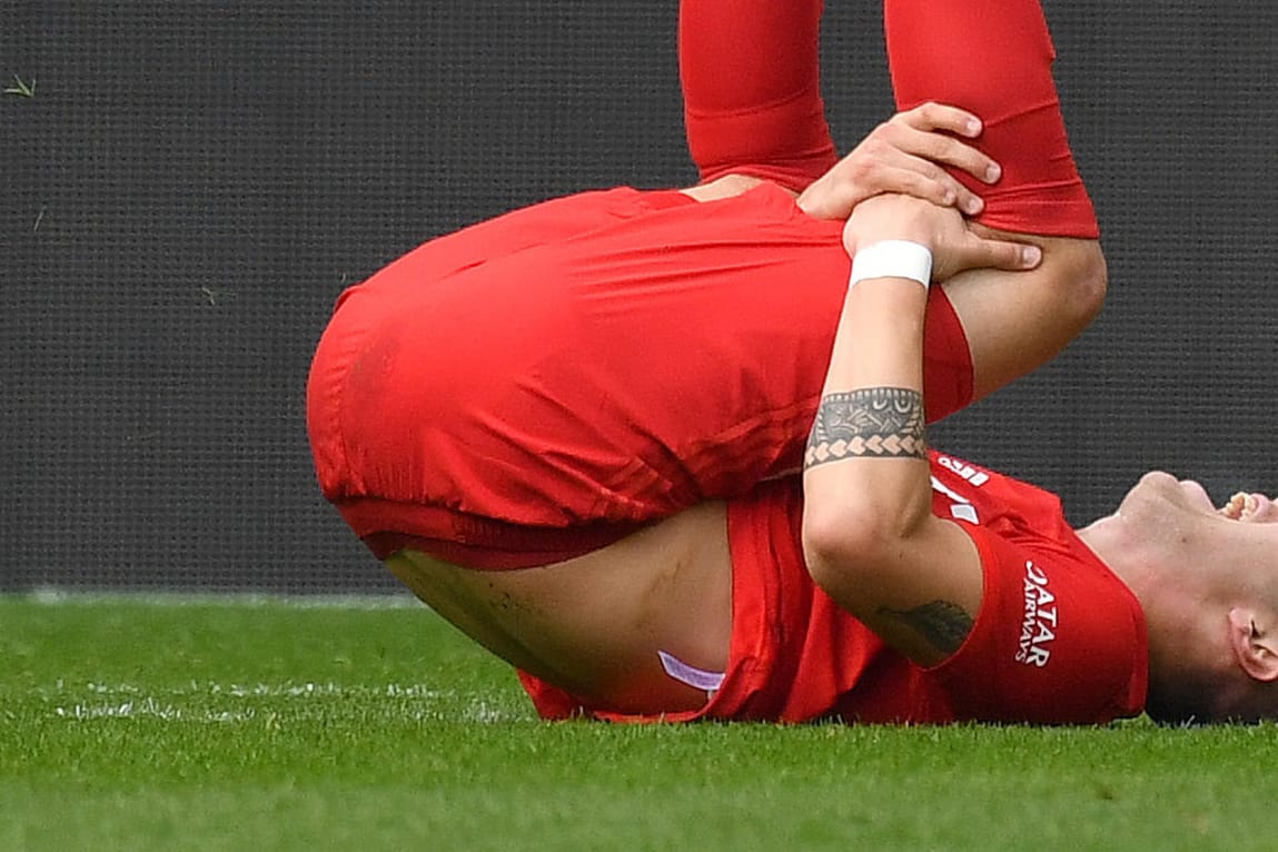 Bayern-Star: Niklas Süle ging im Spiel in Augsburg mit schmerzverzerrtem Gesicht zu Boden.