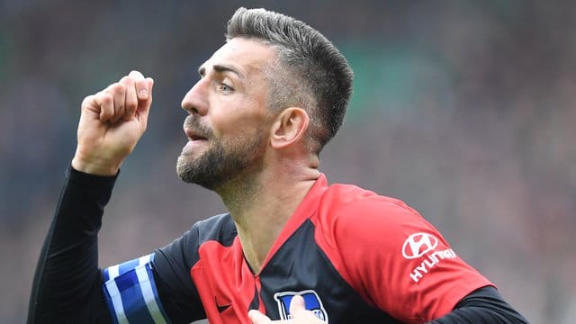 Herthas Vedad Ibisevic beschwert sich und fordert eine Gelbe Karte - für sich selbst. Herthas Vedad Ibisevic beschwert sich und fordert eine Gelbe Karte - für sich selbst.
