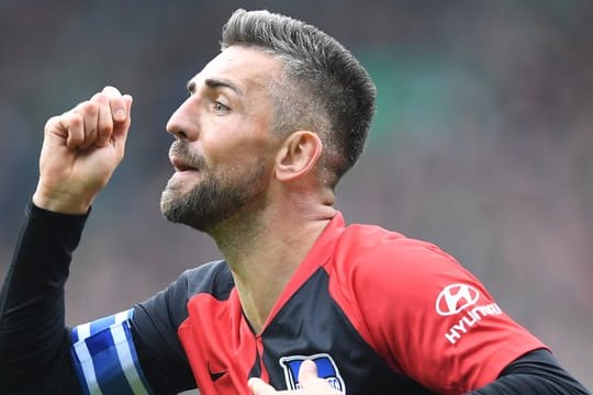 Herthas Vedad Ibisevic beschwert sich und fordert eine Gelbe Karte - für sich selbst.