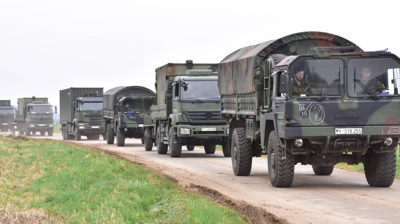 Fahrzeug-Kolonne der Bundeswehr: Bei Malchow schoben die Soldaten das Auto des 36-Jährigen einfach zur Seite. (Symbolfoto)