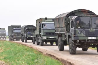 Fahrzeug-Kolonne der Bundeswehr: Bei Malchow schoben die Soldaten das Auto des 36-Jährigen einfach zur Seite. (Symbolfoto)