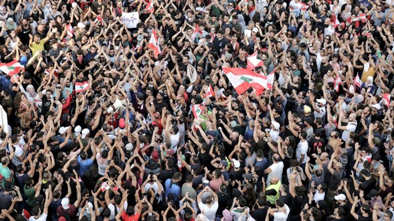 Am dritten Tag in Folge sind die Menschen in Beirut auf die Straße, um gegen die wirtschaftliche Situation zu protestieren und fordern die Regierung zum Rücktritt auf.