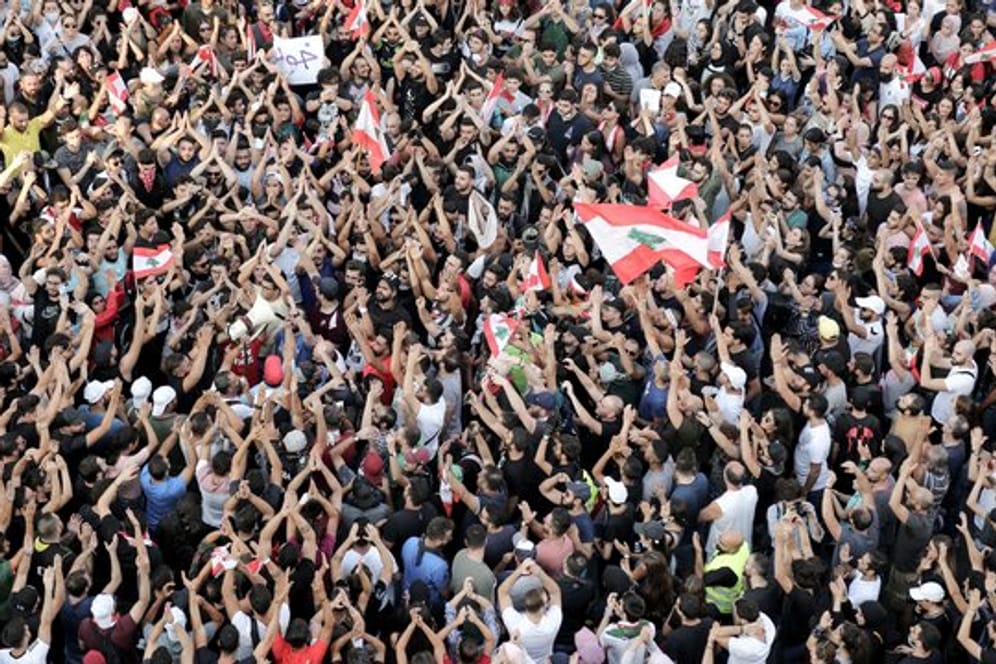 Am dritten Tag in Folge sind die Menschen in Beirut auf die Straße, um gegen die wirtschaftliche Situation zu protestieren und fordern die Regierung zum Rücktritt auf.
