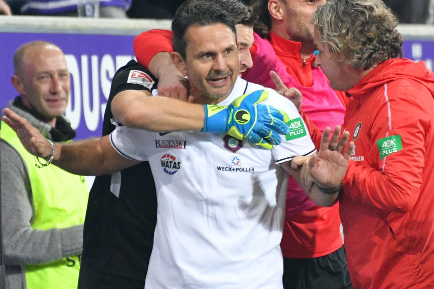 Unerwartet starke Saison: Durch das 4:3 gegen Nürnberg bleibt Trainer Dirk Schuster (M.) mit Erzgebirge Aue in Reichweite der Aufstiegsplätze.