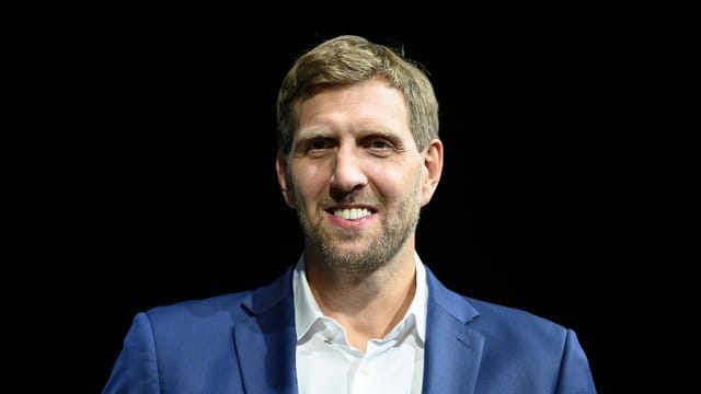 Der zurückgetretene Basketball-Star Dirk Nowitzki wagt eine Prognose für die neue NBA-Saison. Der zurückgetretene Basketball-Star Dirk Nowitzki wagt eine Prognose für die neue NBA-Saison.