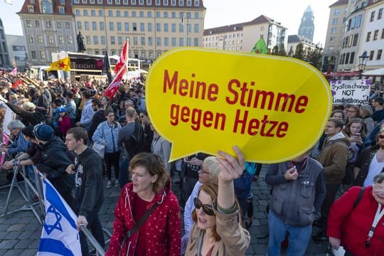 Unter dem Motto "Herz statt Hetze" sind in Dresden Menschen aus ganz Sachsen gegen die islam- und ausländerfeindliche Pegida auf die Straße gegangen.