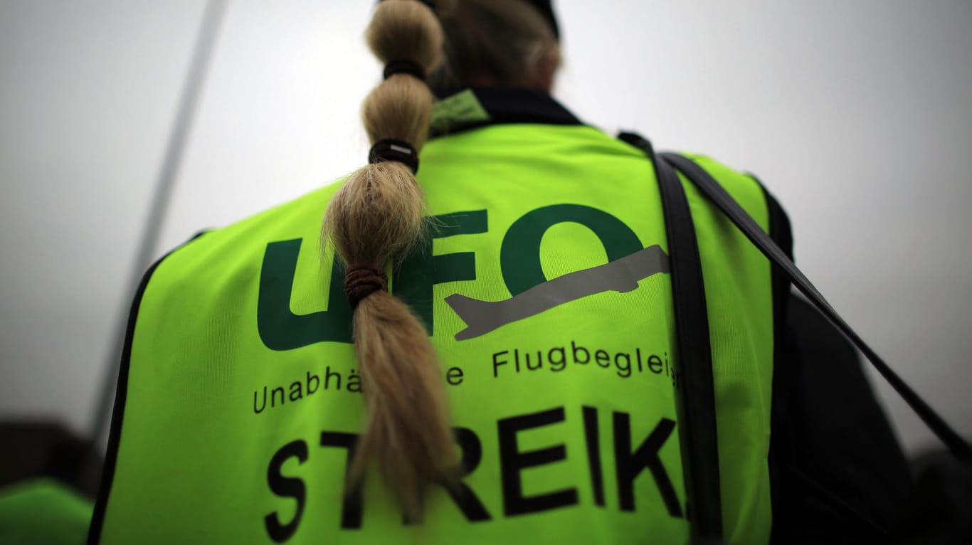 Flugbegleiterin mit Ufo-Weste (Archivbild): Die Gewerkschaft hat zu Streiks aufgerufen.