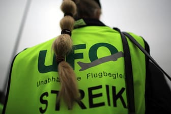 Flugbegleiterin mit Ufo-Weste (Archivbild): Die Gewerkschaft hat zu Streiks aufgerufen.